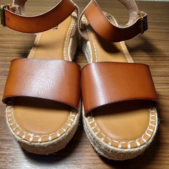 White Mt. Wedge brown leather sandals wmns sz 10 - Picture 3 of 5